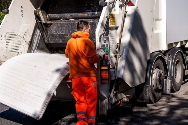 e65ad39f84b10df307e1a44a14c36839_so-geht-es-serioes-mitarbeiter-der-stadtreinigung-hamburg-bei-der-sperrmuell-entsorgung